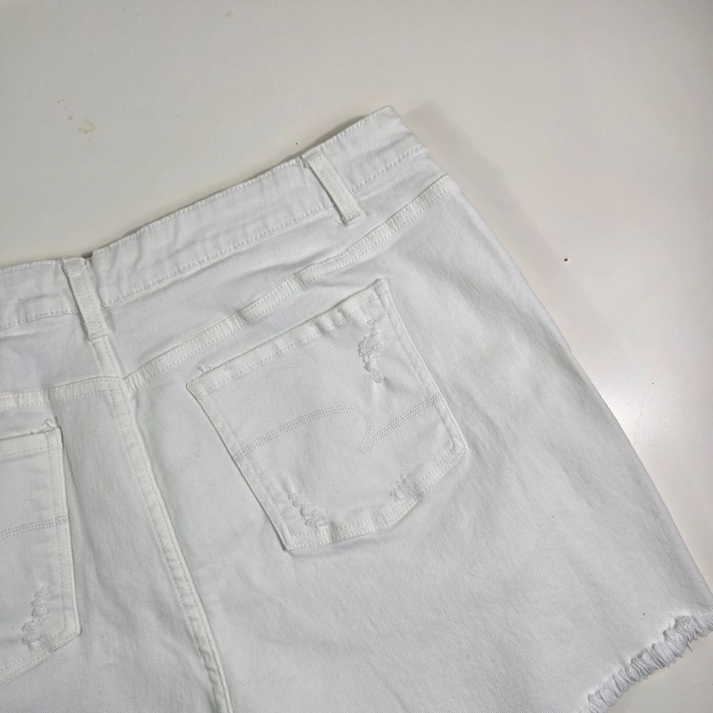 Time & Tru White High‑Rise Distressed Denim Shorts Plus Size 18 - Picture 8 of 10